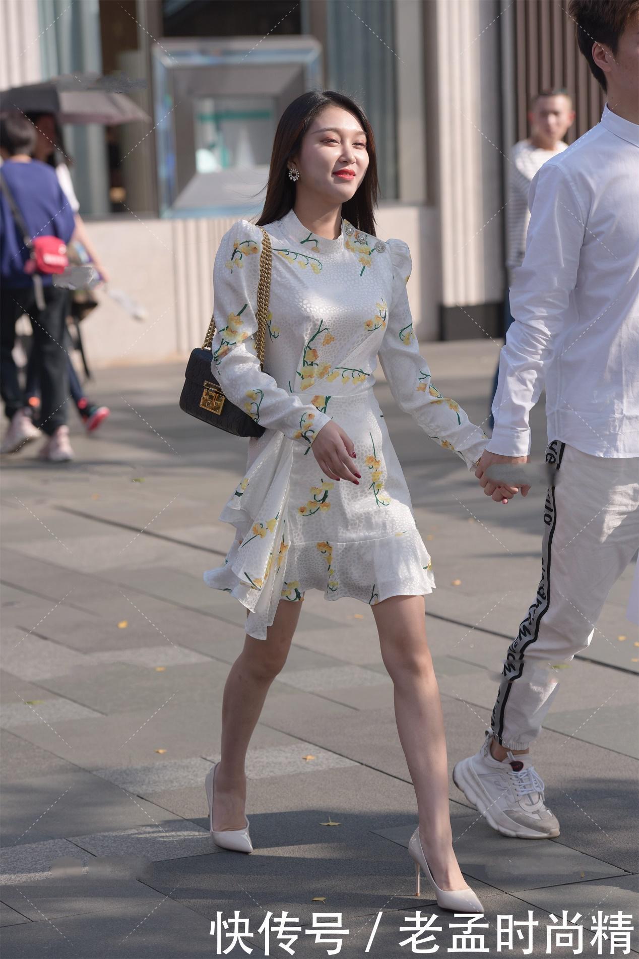 条裙子|街拍:平肩的裙子穿上气场很强大, 白色碎花的这种裙子穿上显高级