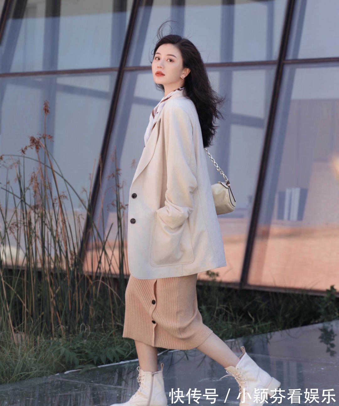 穿搭 女生秋冬穿风衣时，不管高矮，搭配这5双鞋子，照着穿都很高级