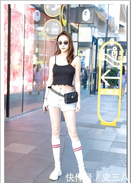 街拍:小姐姐高挑的身材,搭配的白色中筒袜野性十足