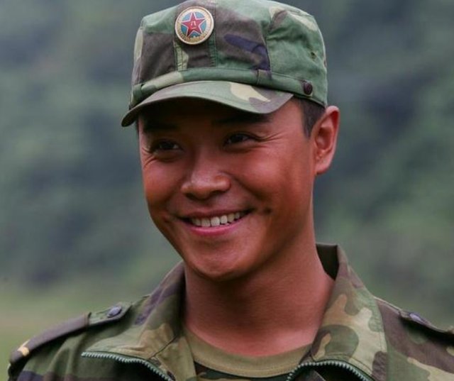 东方卫视电视剧品质盛典星光闪耀，《士兵突击》剧组重聚获表彰