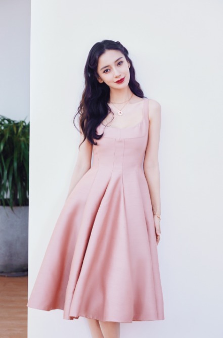 短靴|Angelababy又美出圈,红白条纹上衣配印花短裤清爽舒适,高级洋气