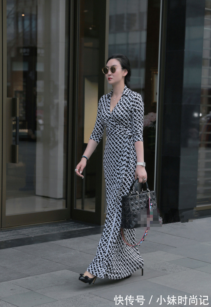 一字肩|街拍,一字肩格子上衣搭配牛仔半身裙,休闲青春范