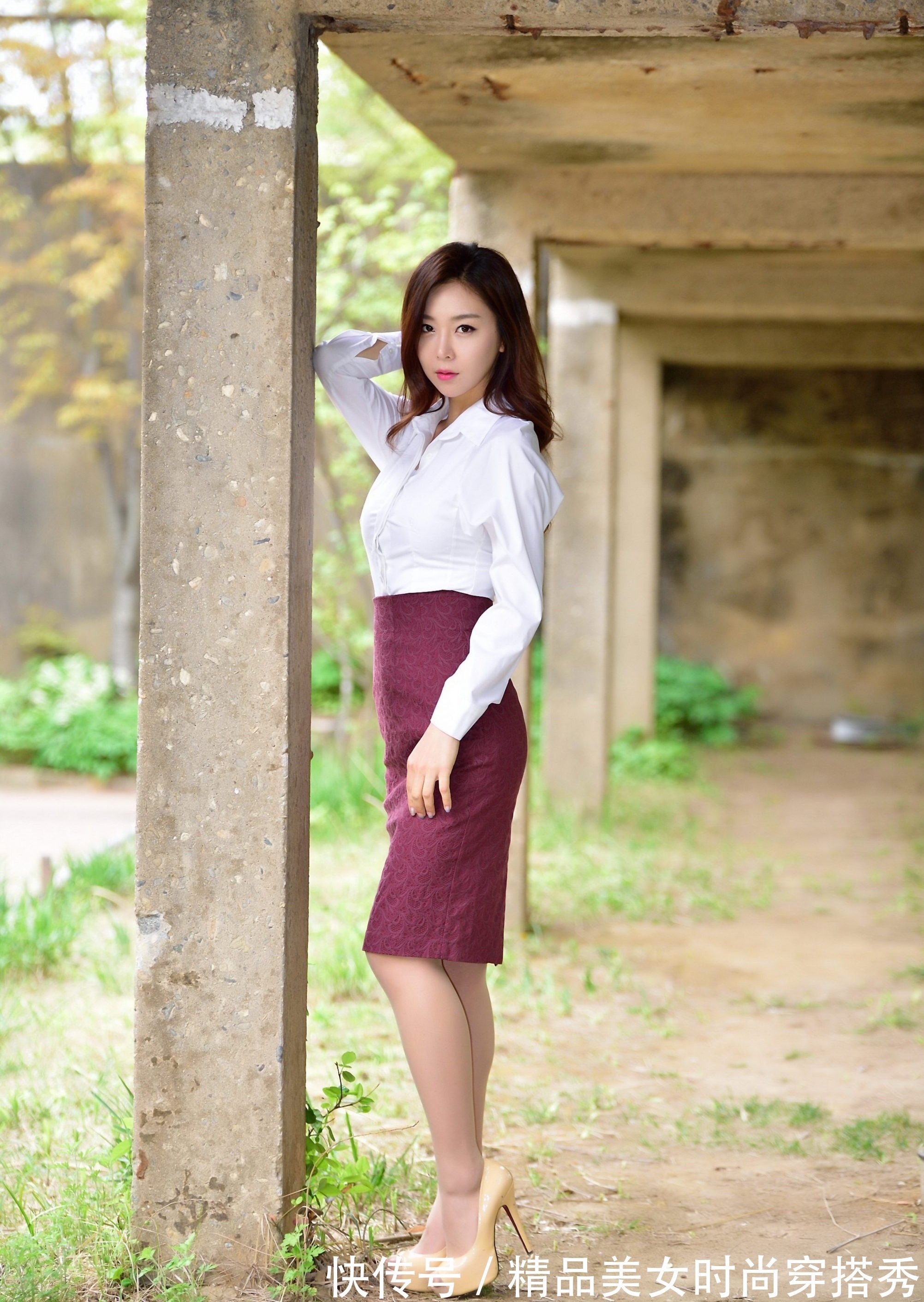 百搭 白色衬衫搭配高腰的枣红色半身裙，时尚吸睛，走起路来优雅从容