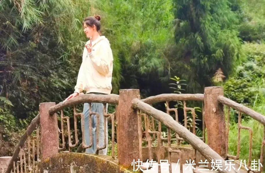 主要人物|玩嗨！李盈莹在成都和妈妈同游，母亲年轻气质佳，两人同框像姐妹