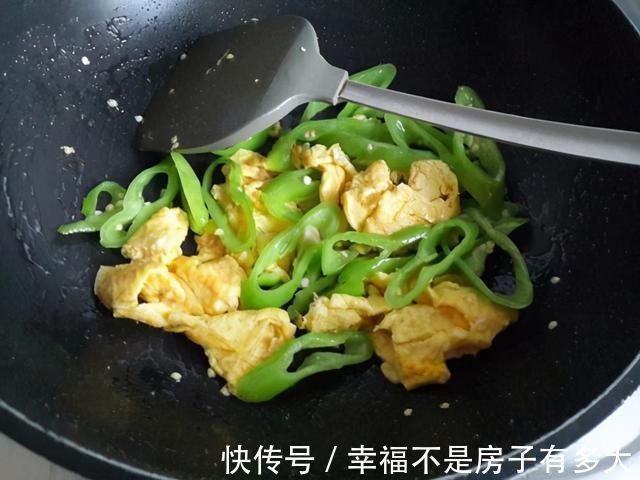 尖椒炒鸡蛋第1步放油就错了，难怪不嫩不香，看大厨教你正确做法