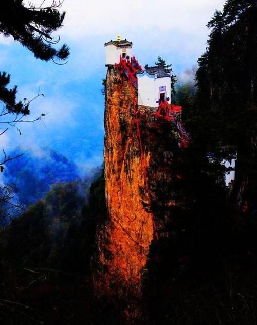 最险峻道观！建在1665米悬崖上，靠４根石条屹立500年不倒