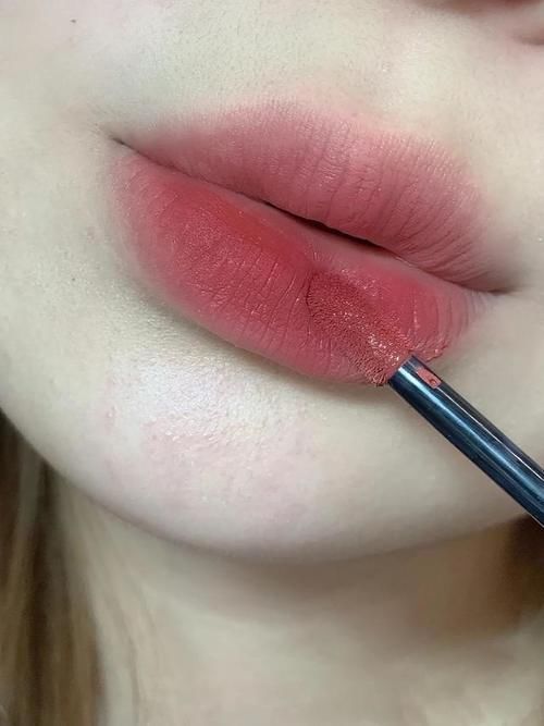 黄皮女人请记住：口红不用多，会选才重要