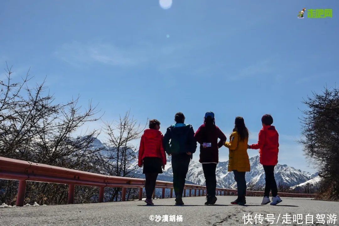 红军长征翻越的第一座雪山，山上云海绝美，有着不输江南的美景