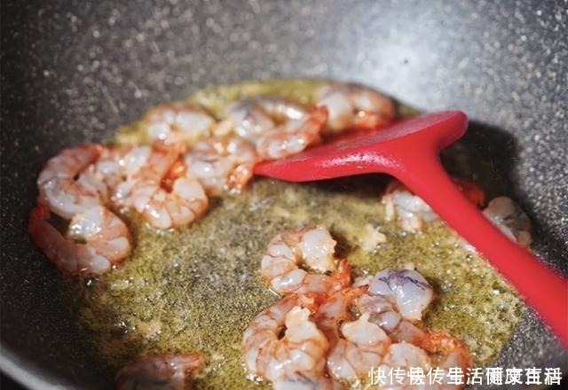 维生素虾仁和它是天生一对，我家隔三差五吃，雷打不动，常吃对眼睛好！