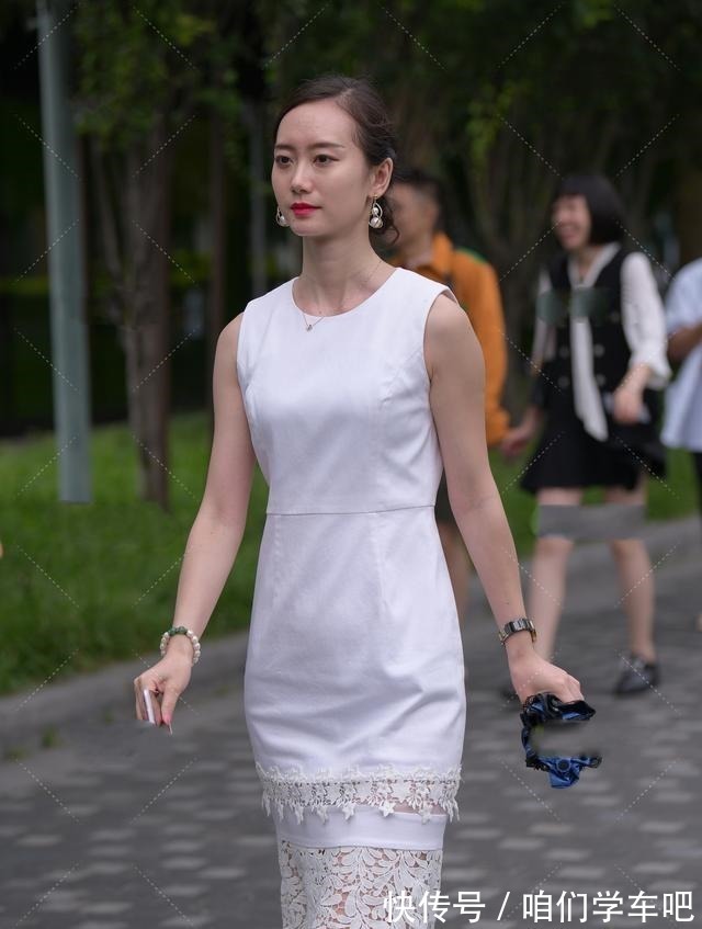 高端 白色圆领无袖连衣裙,搭配珍珠手链高贵无比,搭配红手表显得职场!