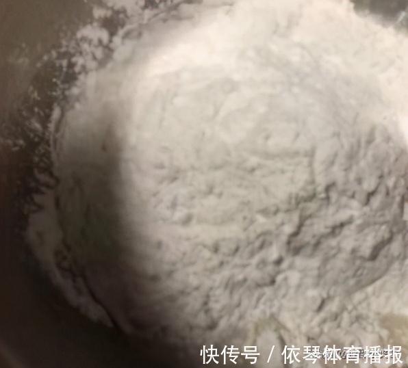 马苏里拉|烘焙，香蕉芝士饼的做法，制作简单，馅中加入了芝士，热的超好吃