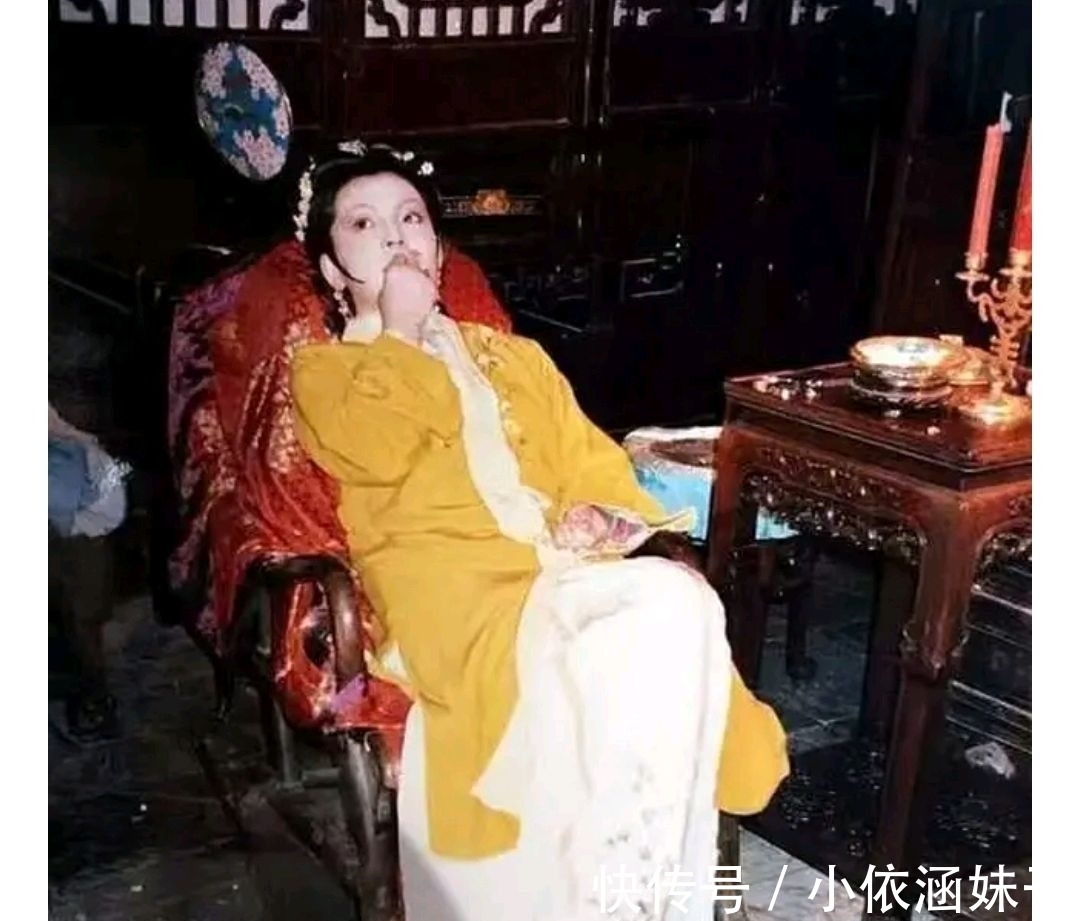 薛家$薄命司排第一的薛宝钗，自然结局悲惨，失了富家小姐身份，无人管