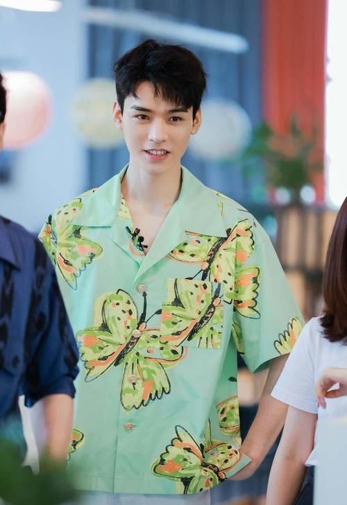 龚俊|《中餐厅》更新,龚俊身穿花蝴蝶衬衫太养眼,妥妥的“大学生”