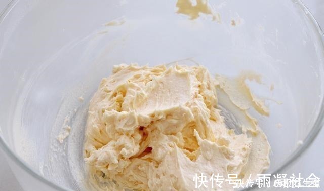 做这小甜点无需基础,金黄诱人、椰香十足,一口一口根本停不下来