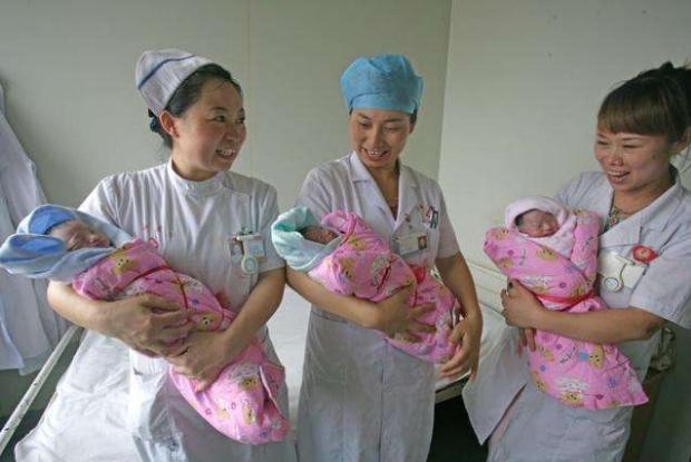 青莲居士|爸妈都姓“宫”,奶奶给三胞胎取了个名字,民警竖大拇指:霸气