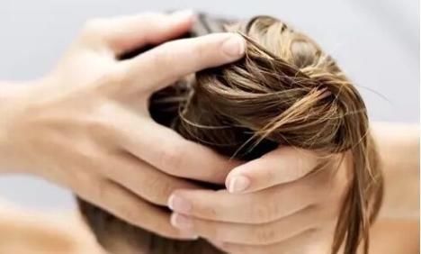 头发|洗头发时,先用洗发水还是护发素很多人做错,难怪头发越掉越多