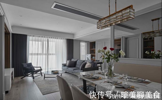 镜面|104平现代风两居室,美式元素护墙板,构建高雅生活空间