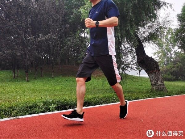 休闲|想摆脱亚健康困扰,穿咕咚5K鞋跑起来