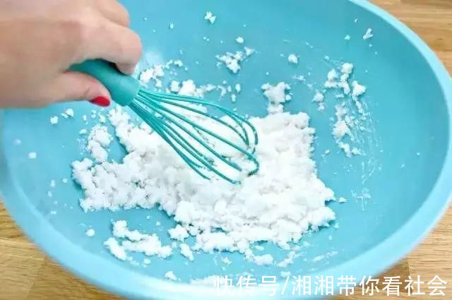 她把矿泉水瓶放进马桶水箱,三个月都不用刷马桶了