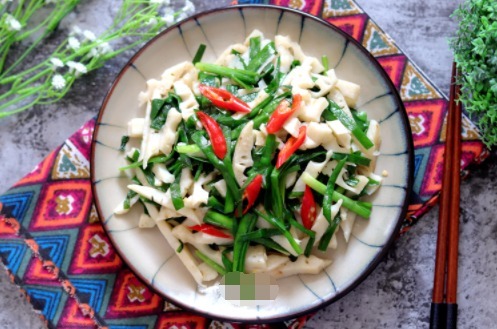 莲藕别再炖汤了，和这种食材一起炒，清香无比