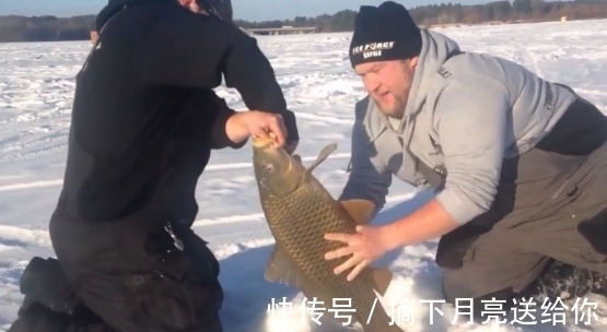 俄罗斯两位老人在冰钓,冰洞却意外钻出这货, 他俩惊喜不已!