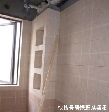 置物架|头一次见红砖这样包下水管,太聪明了,好看隔音又能当收纳用