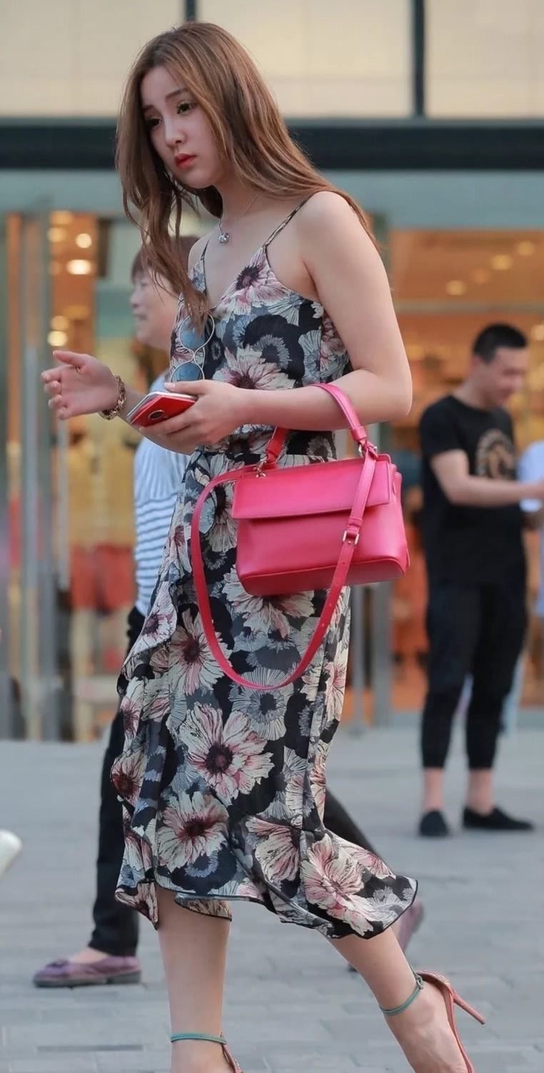 吊带衫|街拍:吊带衫毫无抵抗力, 美女你真会穿!