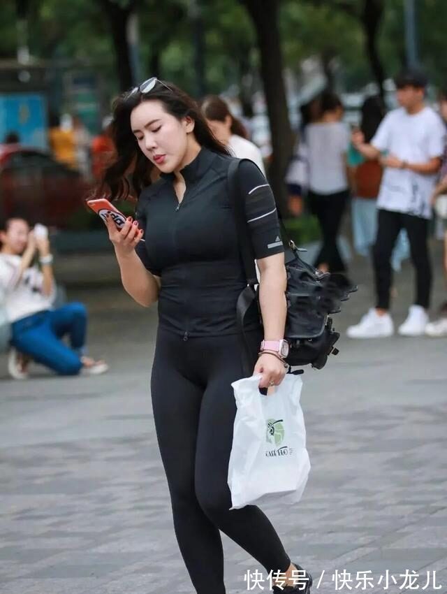 半身裤 打底裤的打扮谁穿都美,穿出年轻的减龄感,带来洋气年轻气息