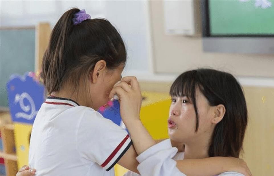 女童|5岁女童公交上“把玩”仓鼠,好心乘客劝告反被妈妈怼:要你管?