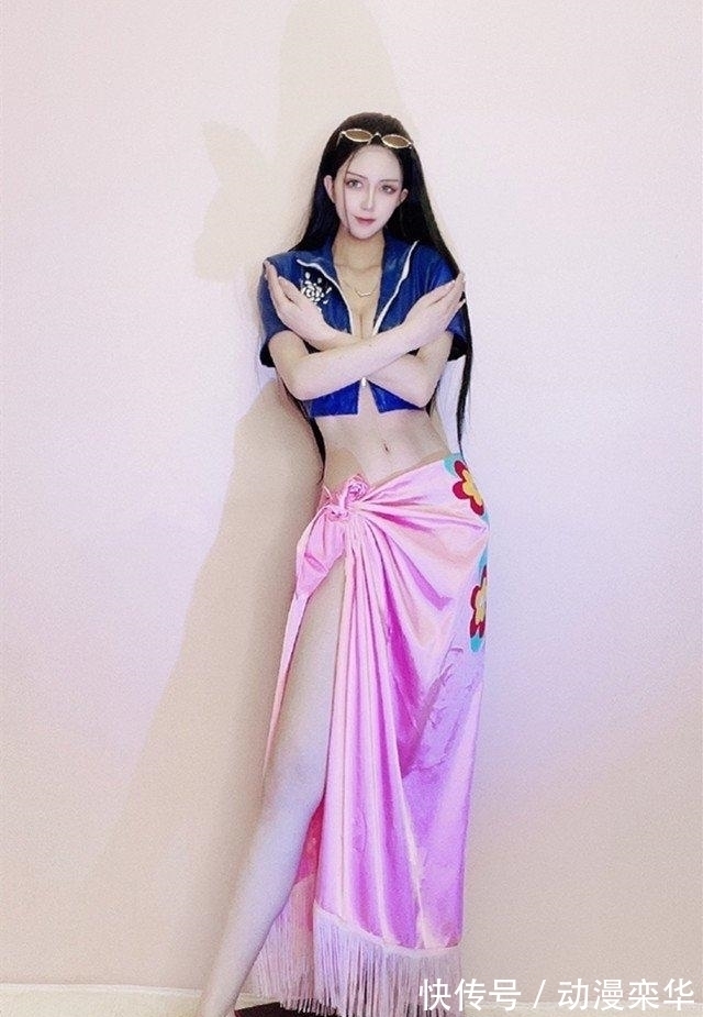 小姐姐|网红cos海贼王罗宾,身形高挑性感,还原度如同定制等身手办