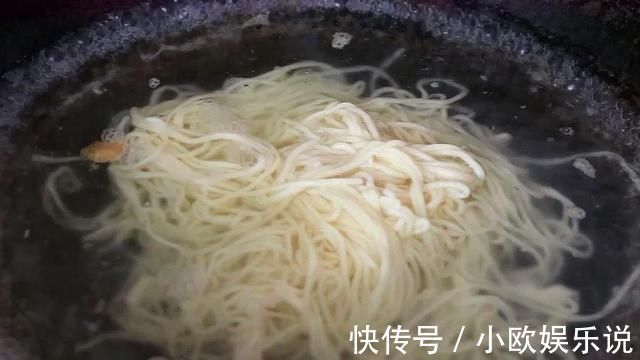 香菜段|早餐面条这样做，老婆吃了一大碗，简单美味，暖身暖胃，太香了