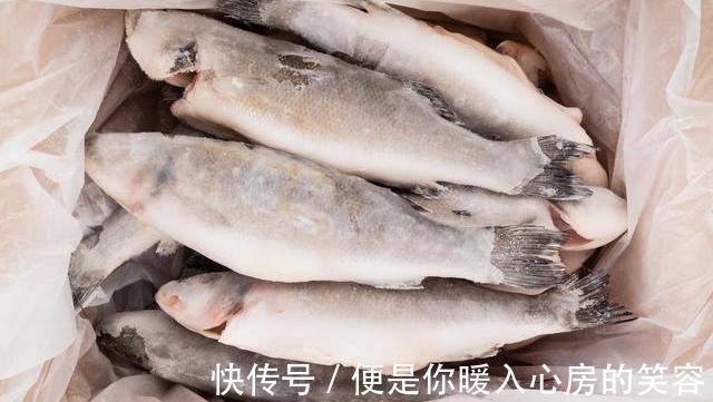 解冻鱼的时候,千万别泡水,酒店员工教你一招,跟活鱼一样新鲜