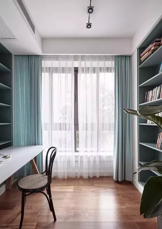 客厅|136平三室新房,全屋大白墙,内嵌式木质电视柜,层次感爆棚