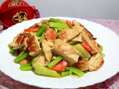 芹菜清爽，豆皮外酥内软，整道料理非常清爽好吃！