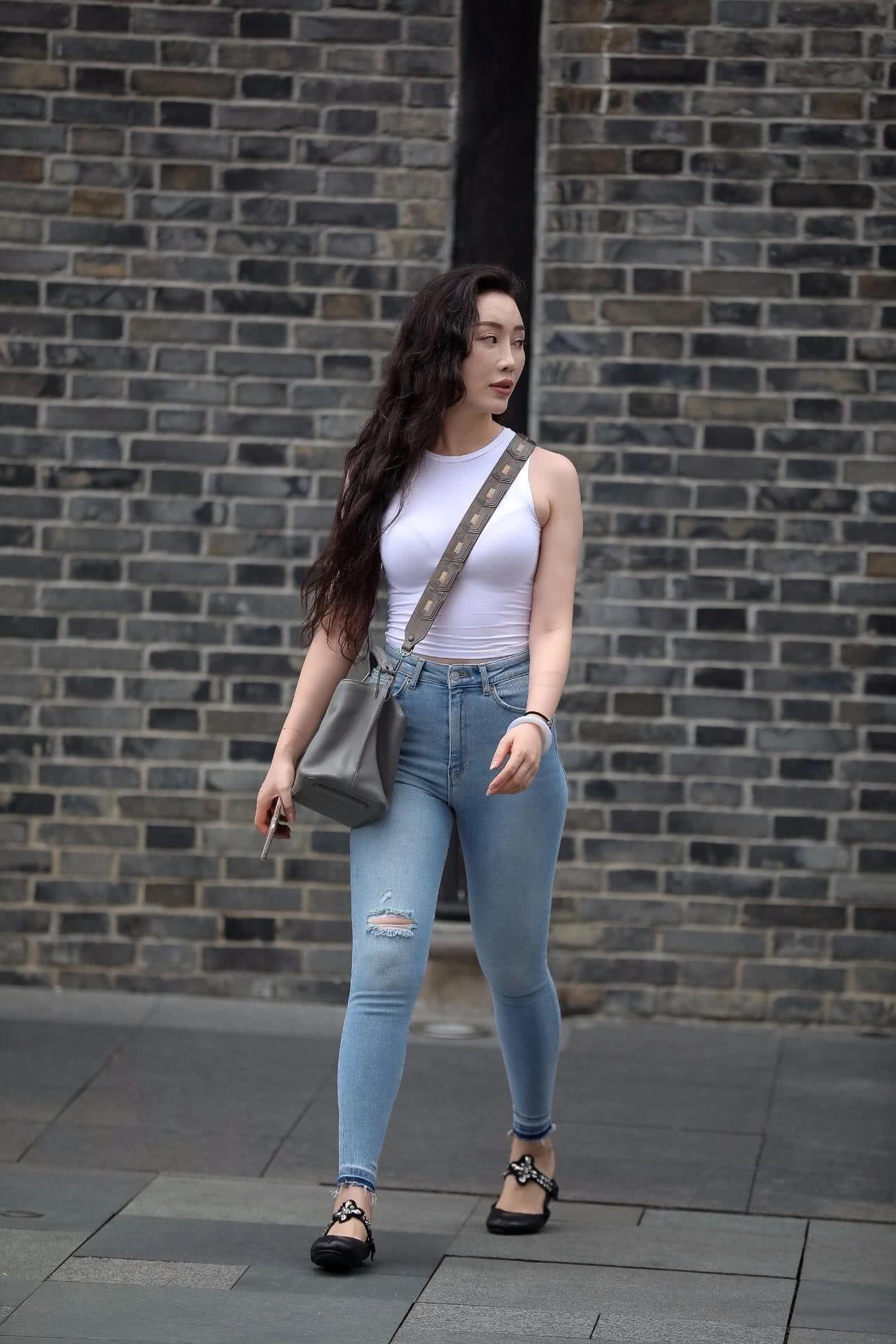街拍|美女街拍牛仔裤小姐姐自信魅力,简单的搭配,不一样的时尚美!
