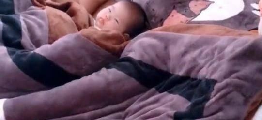 老公|爸爸哄宝宝睡觉自己先睡着了,还用鼾声干扰,而宝宝的举动太萌了