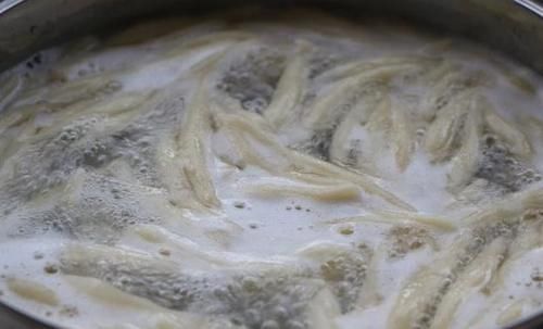 比肉还好吃的土豆面，挤成小鱼炒着吃，既是主食也是菜