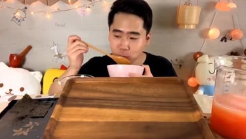 奢侈|大胃王吃1盘“鱼籽”,粉丝说他穷,看清后,网友这也太奢侈了