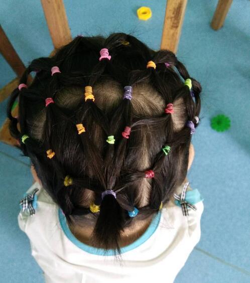 头发|妈妈给女儿扎的发辫每天不重样,让爸爸带一天,头发却变样了