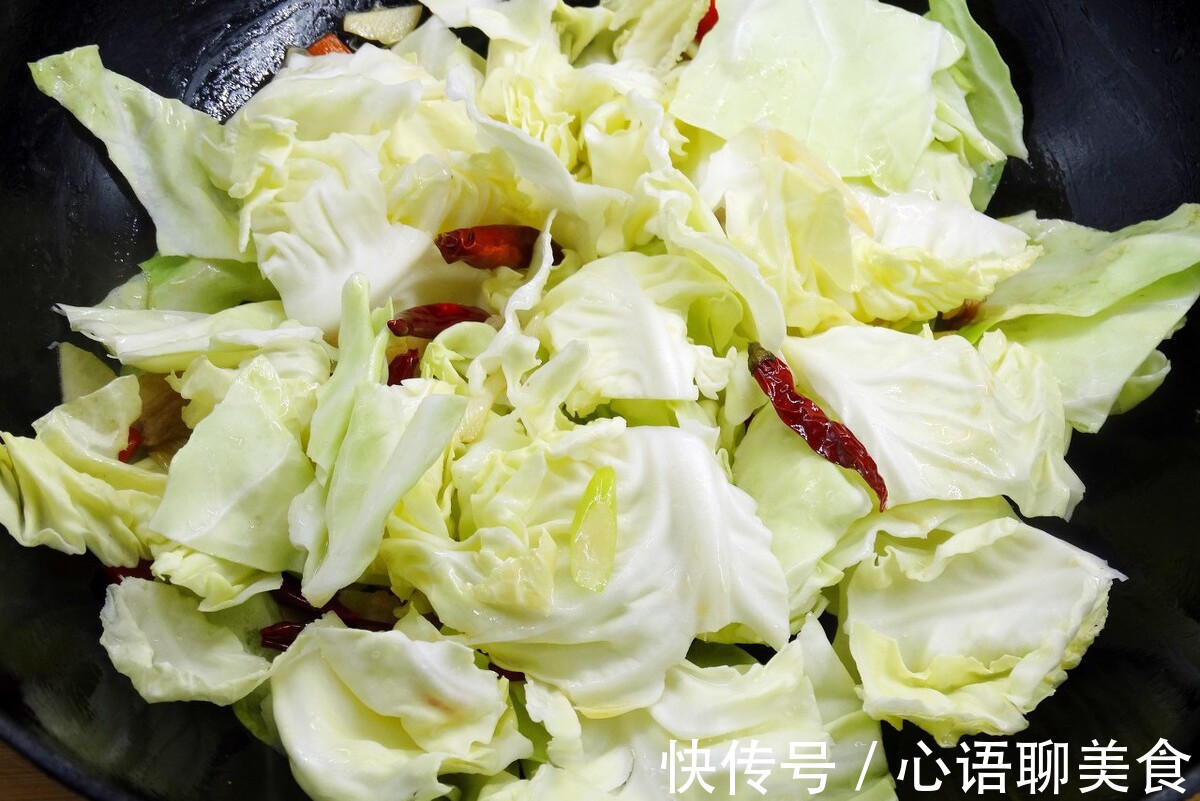 饭店|做手撕包菜，别再直接炒了，多做1步，更香更爽脆，比饭店的好吃