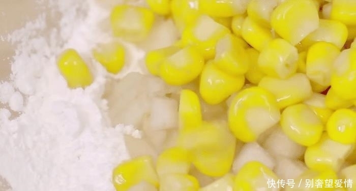  美食|雪梨玉米烙的简单做法，营养香甜，通便润肺，不错的宝宝辅食