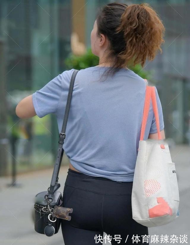 分裤 穿着打底裤带来一种时髦的感觉,营造出一种温馨的气氛!