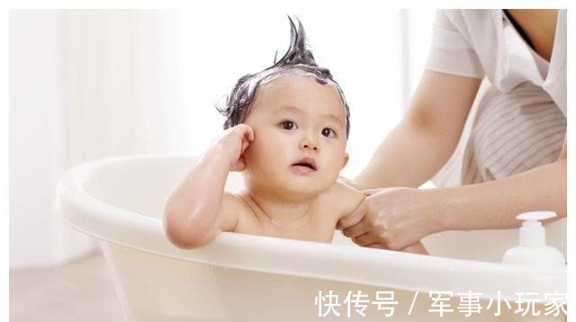 肥皂|女婴身上味道刺鼻，一天洗3次澡也没用，医生检查后说出了原因