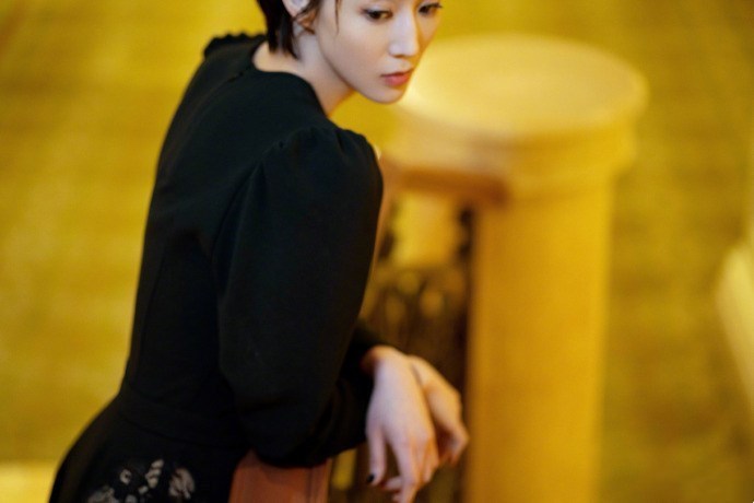 性感|张钧甯黑白系穿搭经典时尚,黑色裙装性感优雅,白色裤装清新明丽