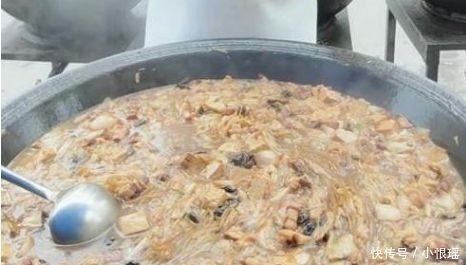 顾客|夫妻路边卖小吃,8块钱一份馒头随便吃,顾客:太实在了!