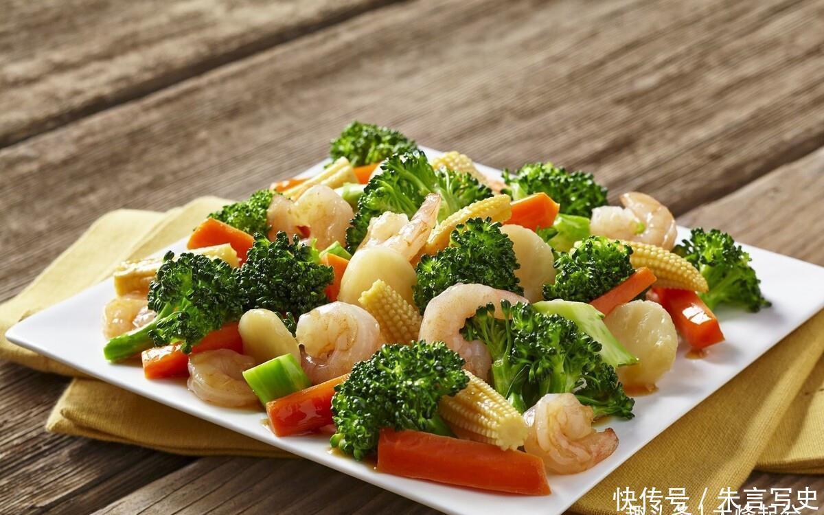 清洗干净|炒西兰花前,西兰花要不要先焯水?颜色发黄不好吃,原来是做错了