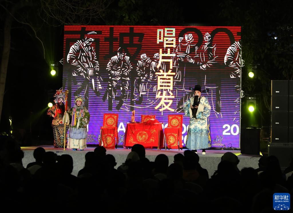 大南坡村@台上唱戏曲 台下发唱片