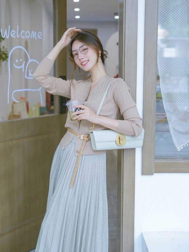 衬衫搭配|梨形身材和微胖女孩的福利,蓝色衬衫搭配白色半身裙,时髦大气