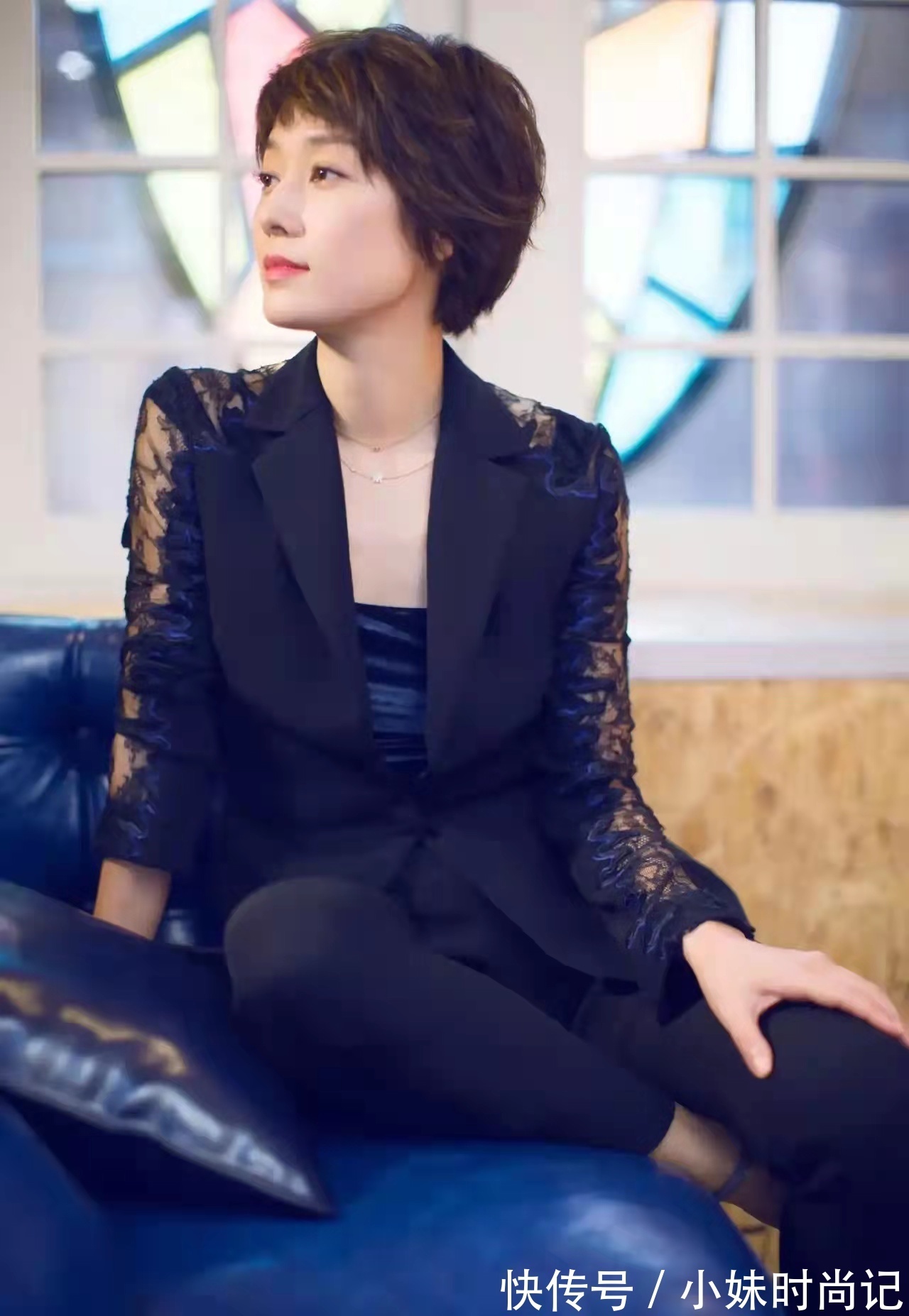 与众不同 马伊琍离婚后越来越潇洒,西装配镂空魅力十足,口红瞬间“减龄”