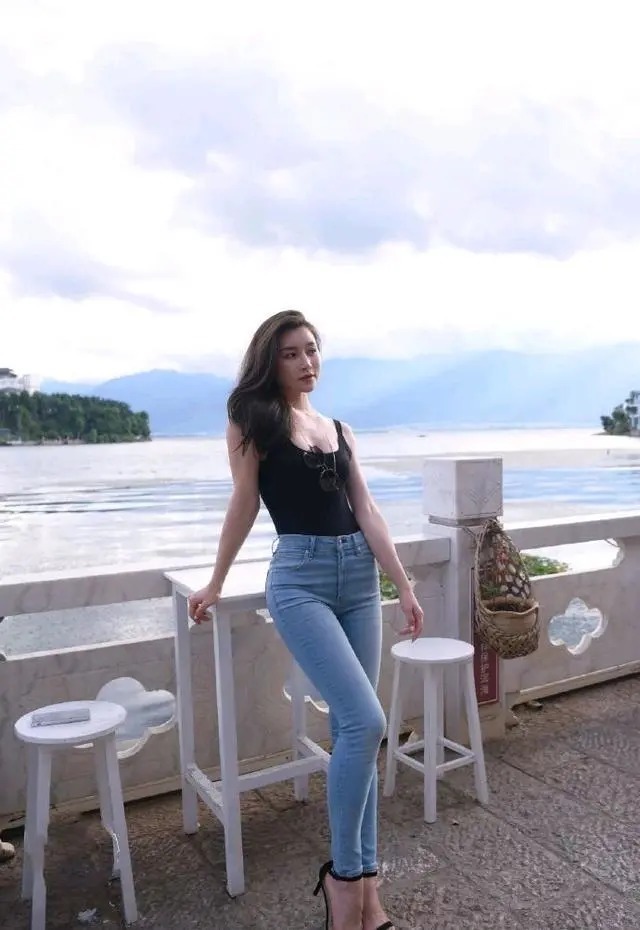 展示|简约的穿搭一样能够展示身材和气质